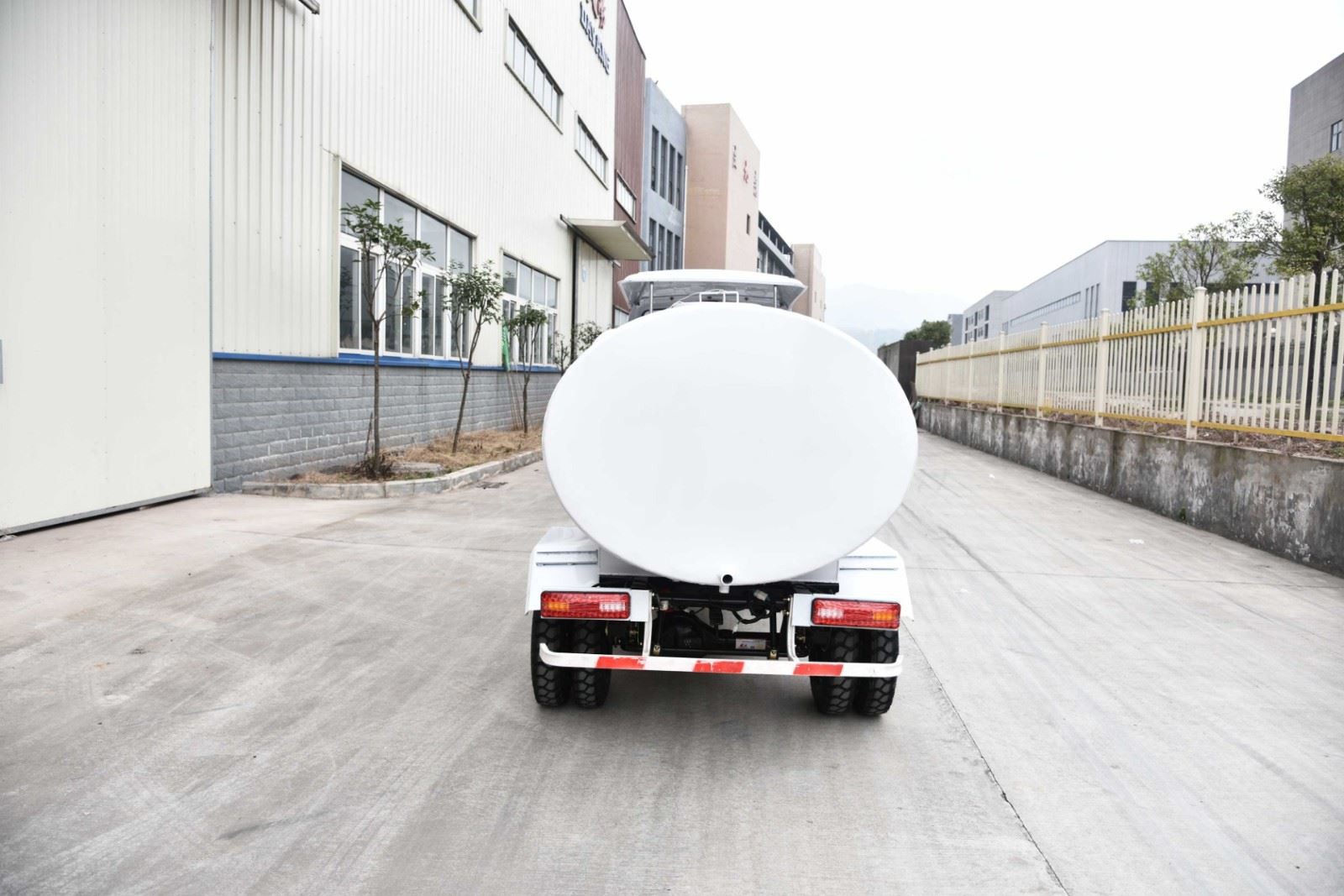 sprinkler 3 wheeler Water tank tricycle supplier